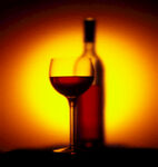 夕阳下的红酒瓶与酒杯