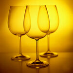三只高脚酒杯特写