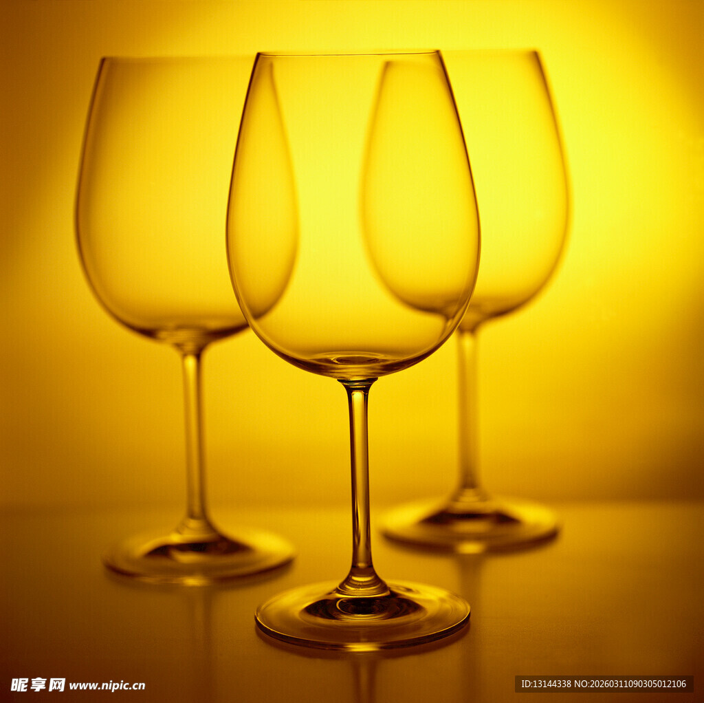 三只高脚酒杯特写