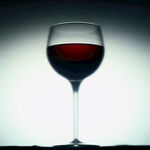 高脚杯中的红色葡萄酒