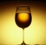 高脚杯中的金黄液体