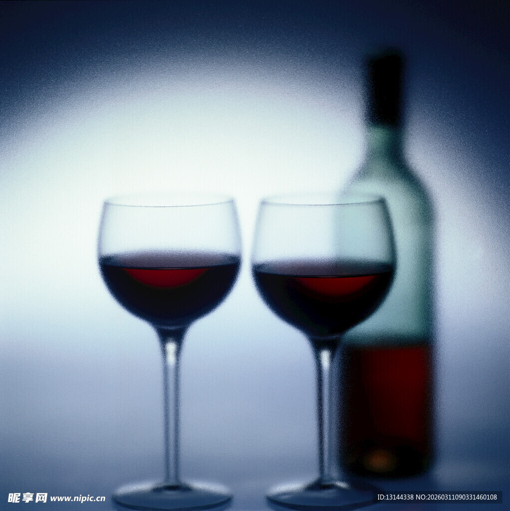 两杯红酒与酒瓶的静物图