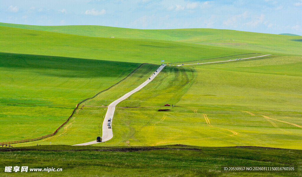 呼伦贝尔大草原上的公路