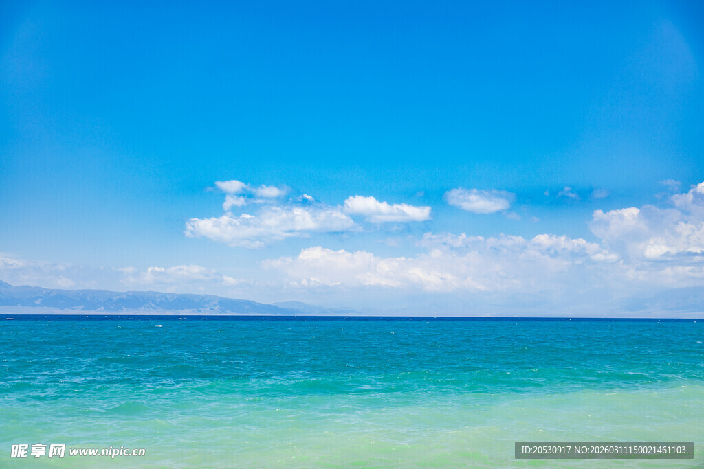 蓝天白云下的赛里木湖海滨风光