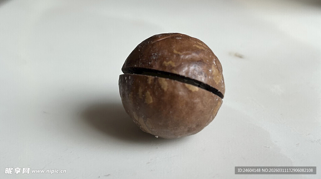 一颗带缝的夏威夷果