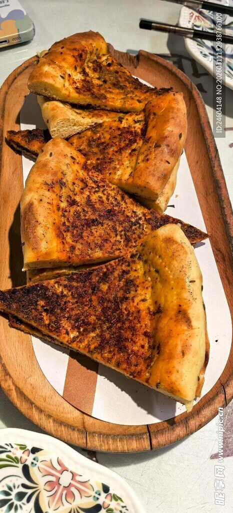 烤鸡腿置于木盘上