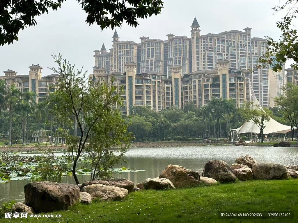 湖畔欧式建筑群景观