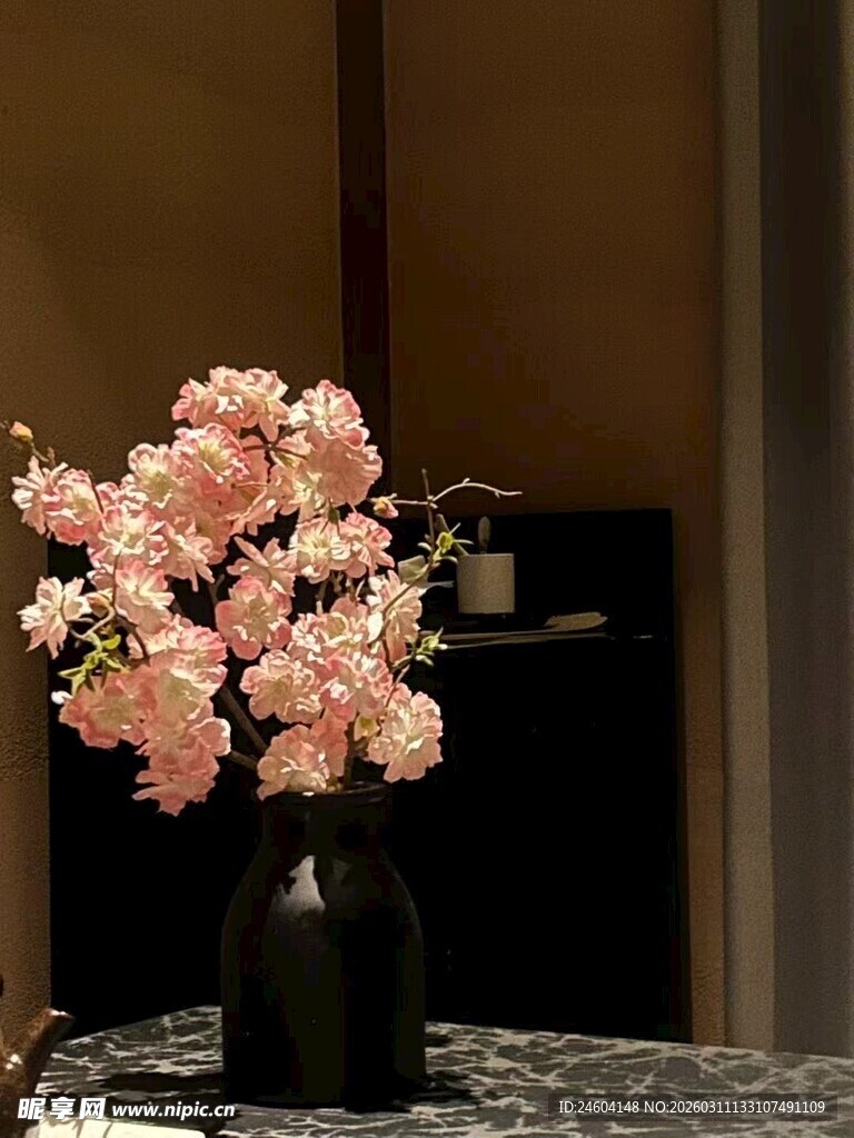 花瓶中的粉色花卉摆件