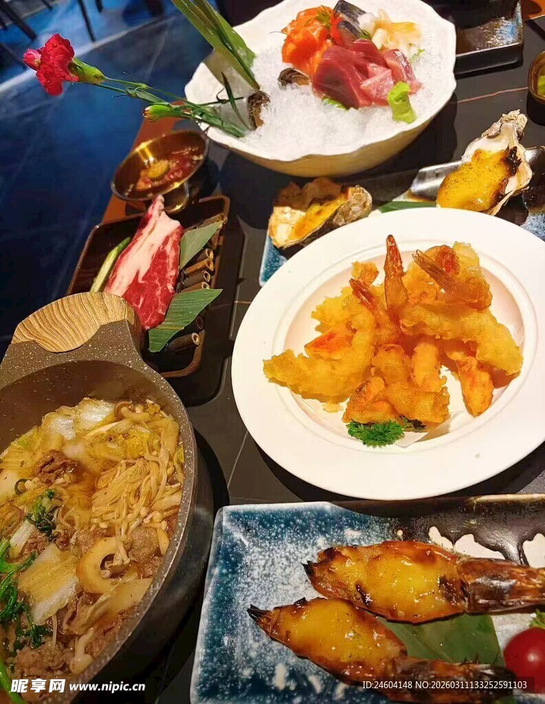 多样美味菜肴摆桌展示