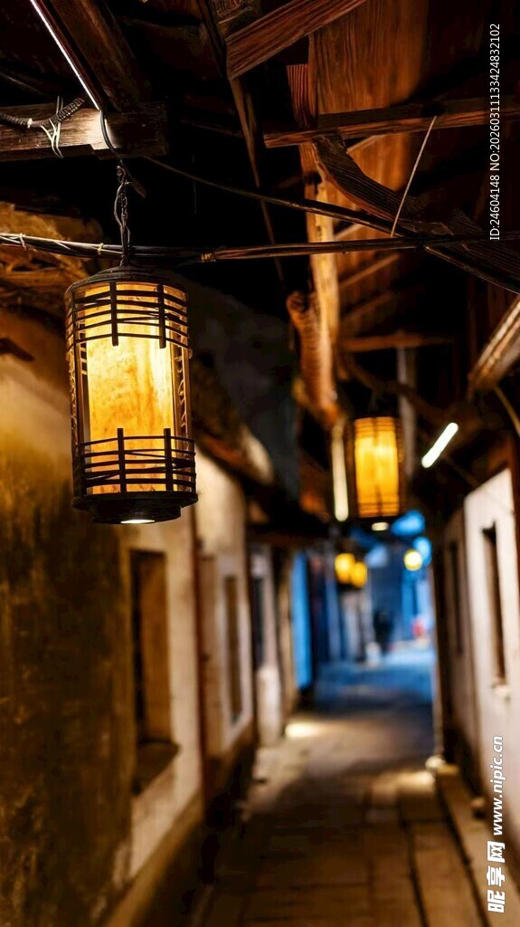 古巷夜景灯笼映照小巷