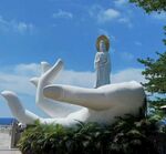 巨大佛手托举观音雕像