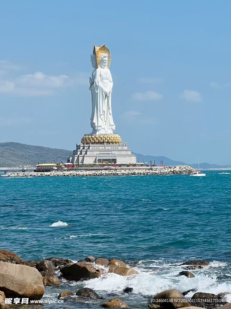 南海观音圣像屹立于海上