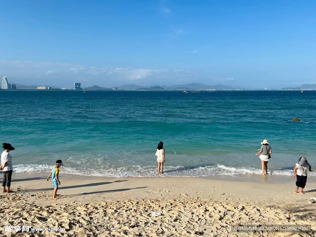 海边漫步的悠闲人群