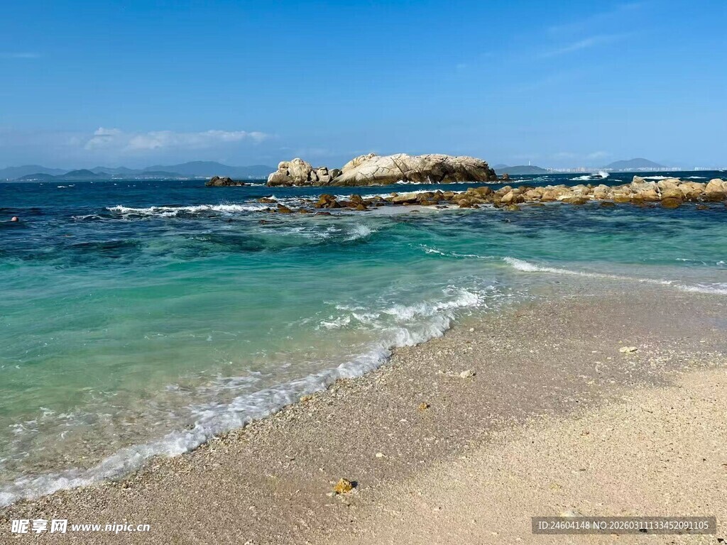 美丽海滩与清澈海水景色