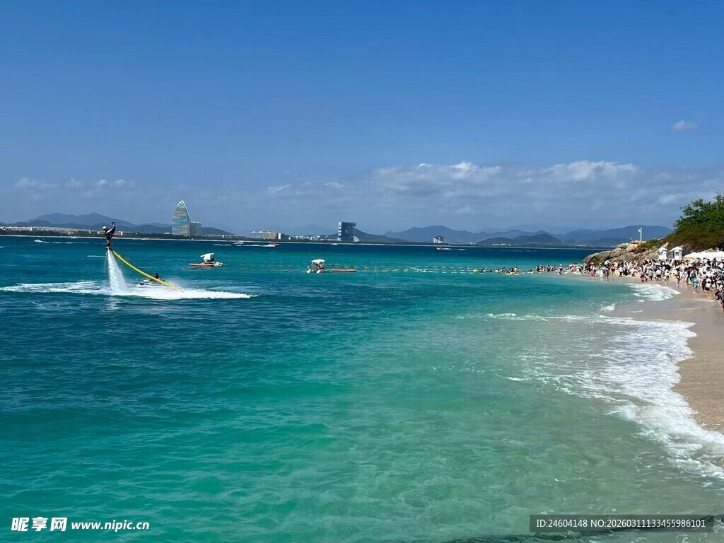 碧海蓝天的美丽海滨风光