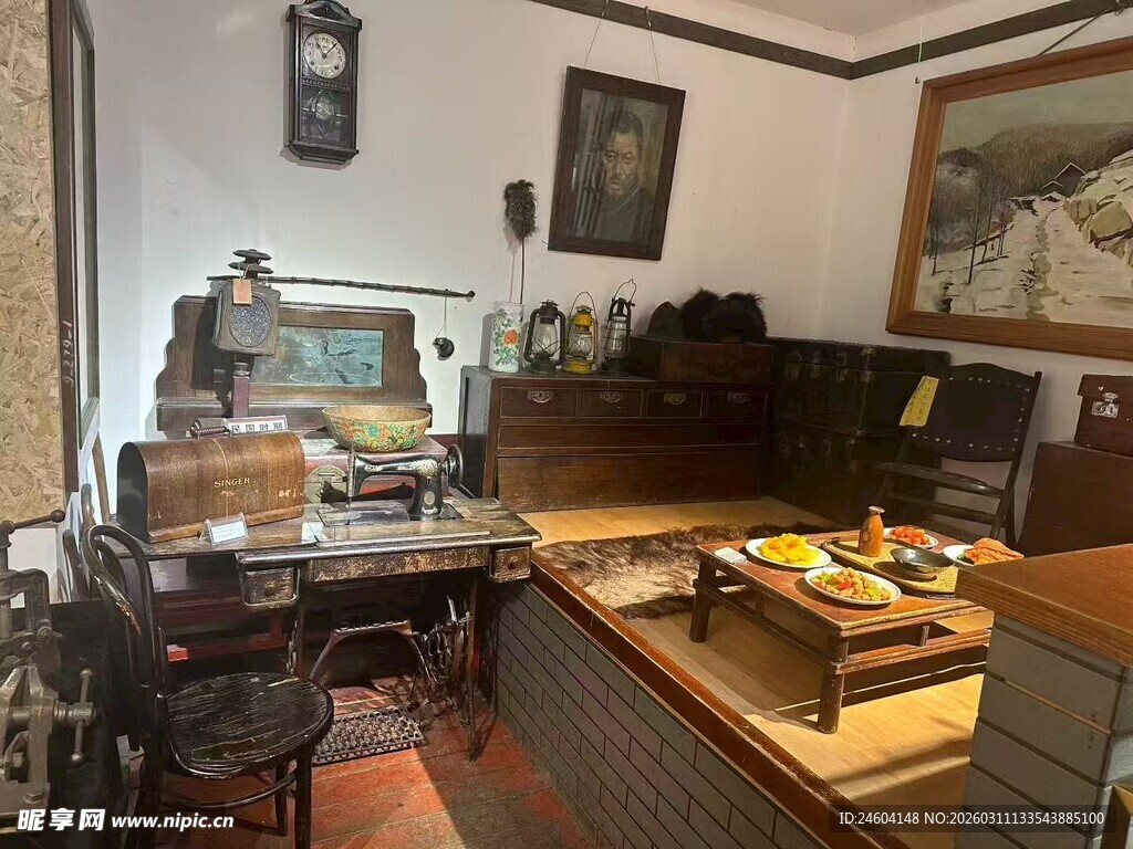 复古书房内的精致陈设