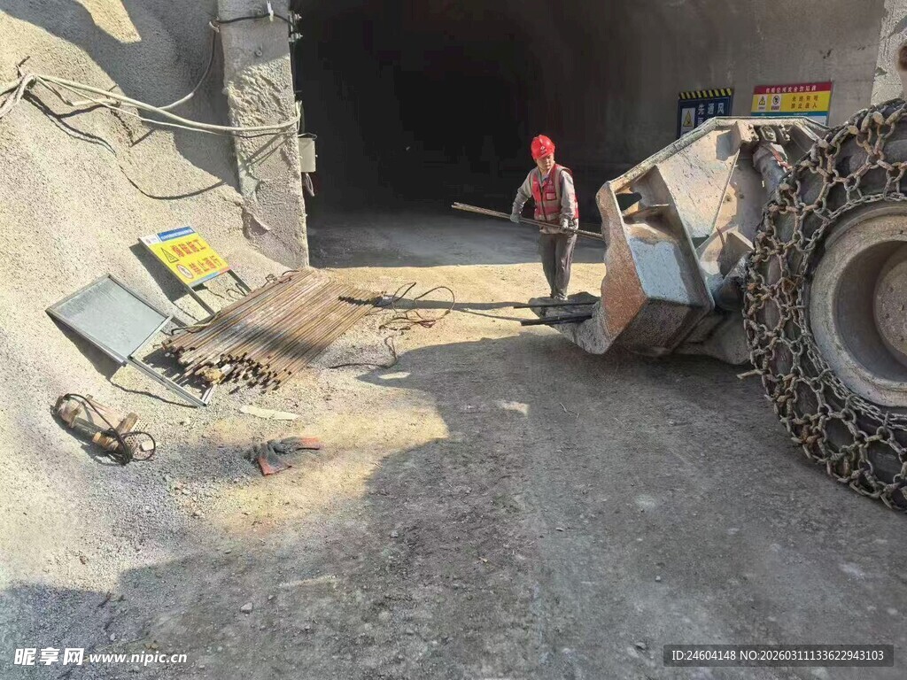 隧道施工现场作业场景