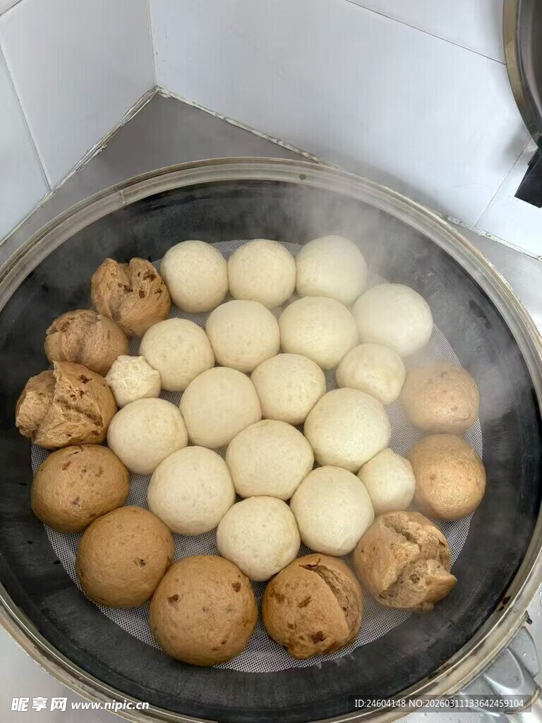 锅中蒸煮的多彩馒头