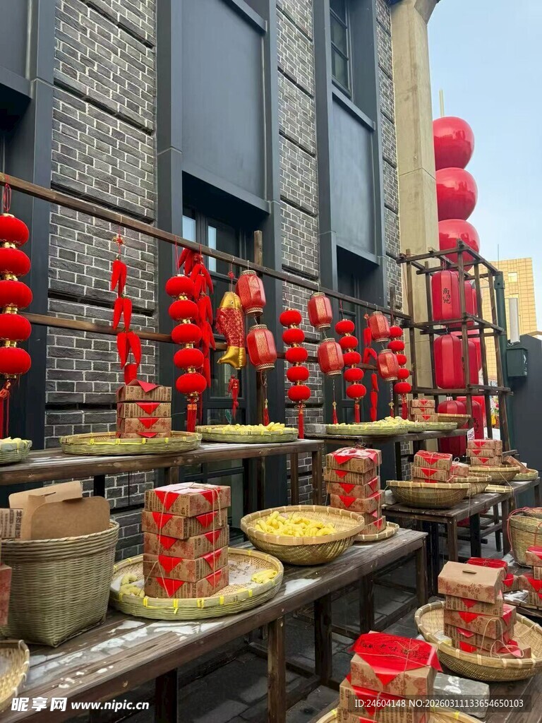 传统中式摊位上的节庆装饰