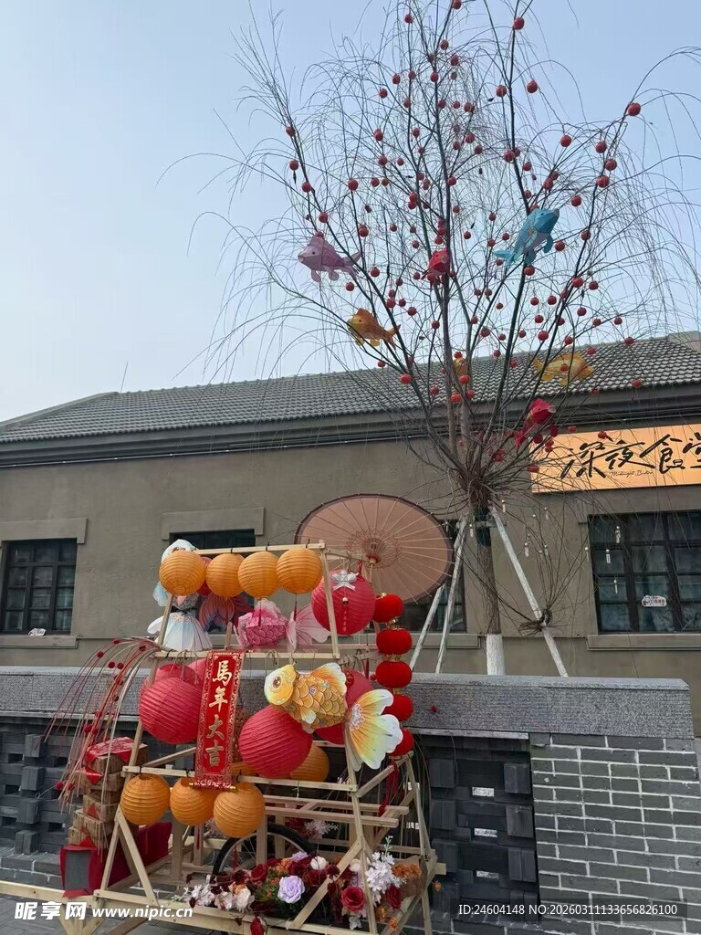 传统集市的多彩玩具摊