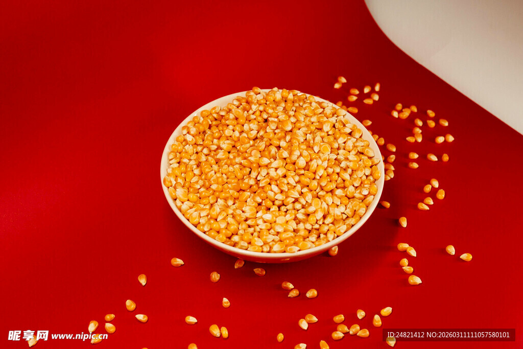 红底上的一碗金黄玉米粒