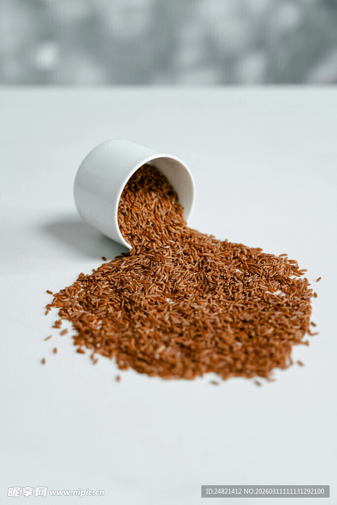 白色杯洒落的褐色颗粒