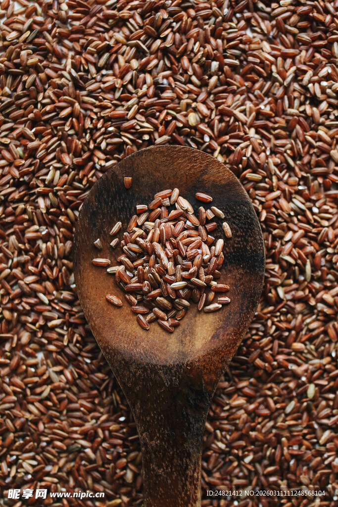 木碗盛着棕色颗粒状物品