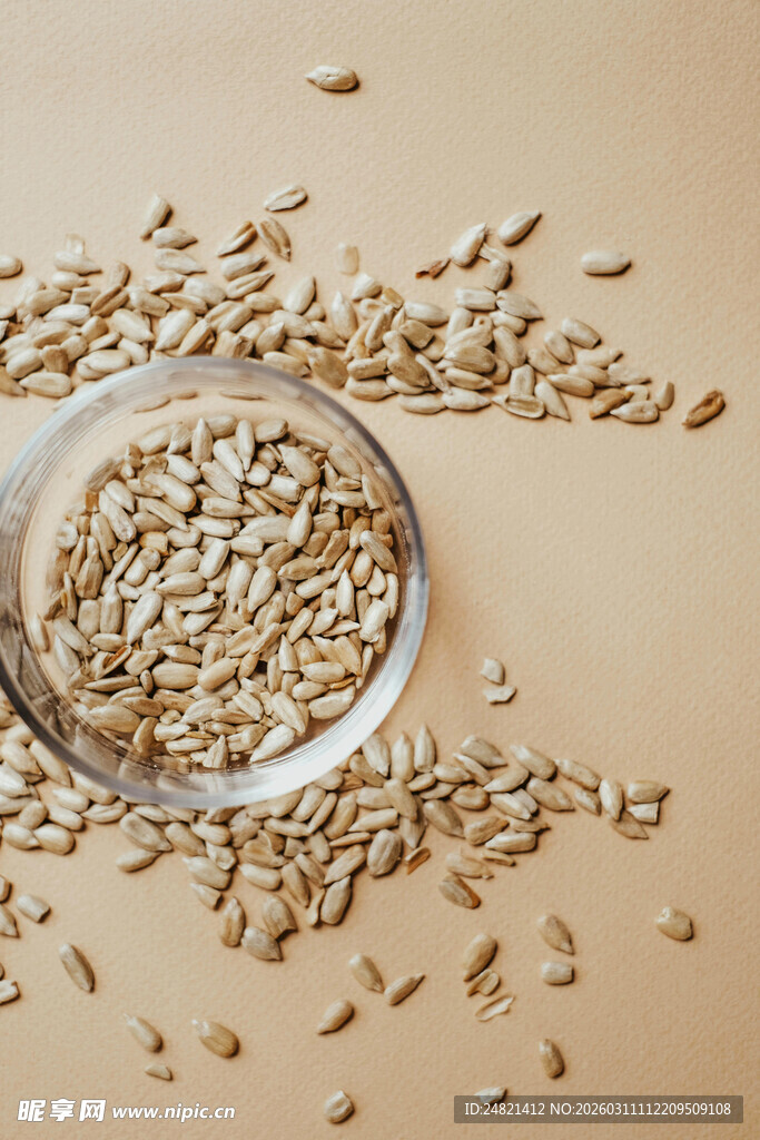 玻璃碗中的散落瓜子仁