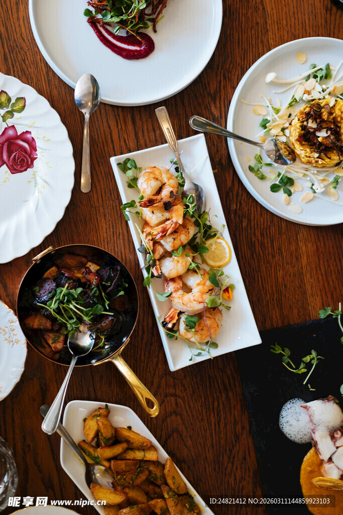 多样美味佳肴摆于餐桌