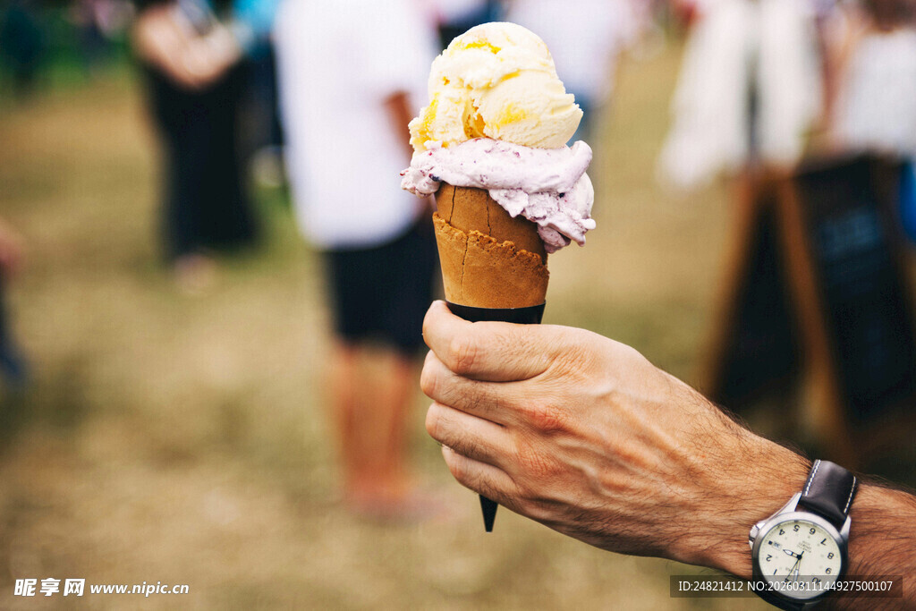 手持冰淇淋的惬意瞬间