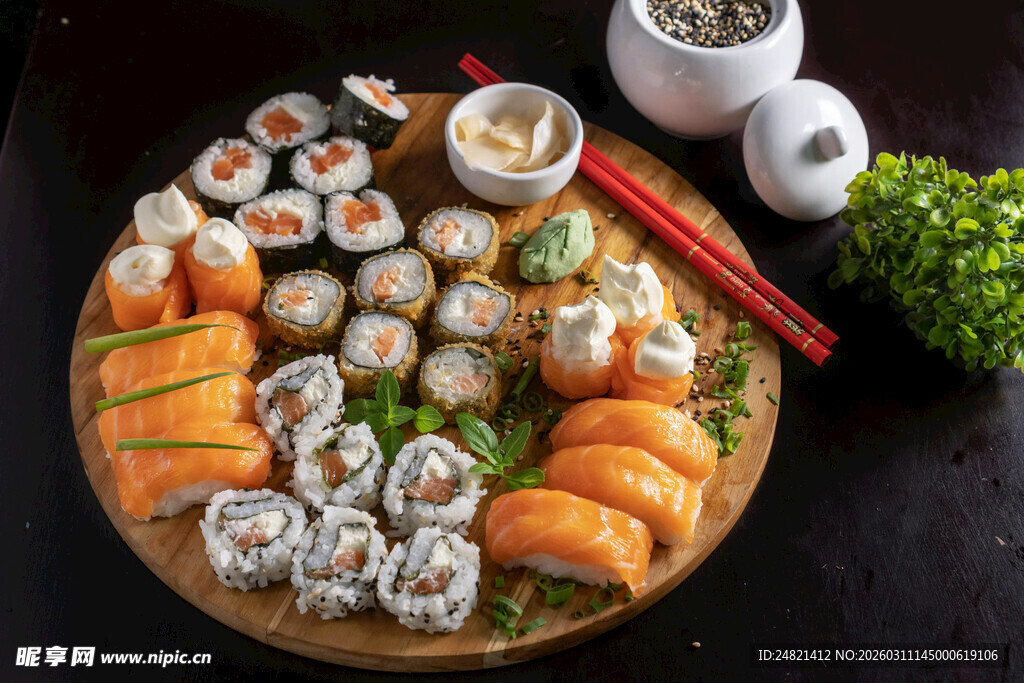 多样寿司拼盘美食展示