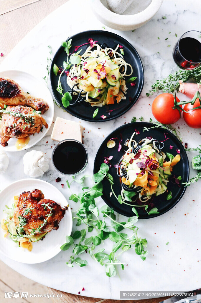 美味多样的精致摆盘菜肴