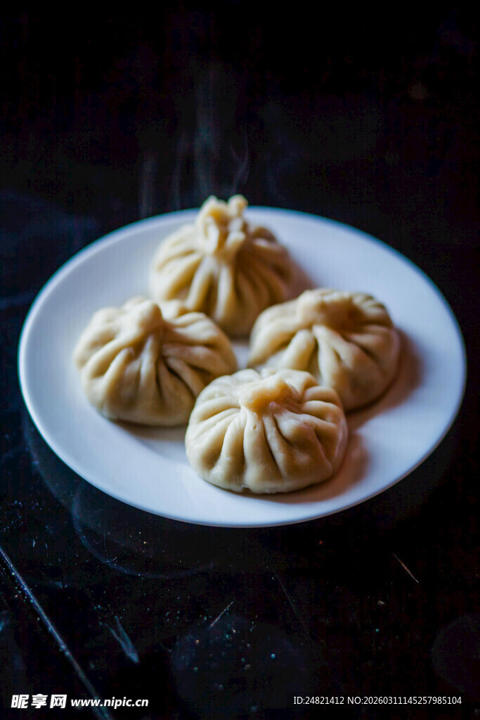 美味小笼包摆于白盘