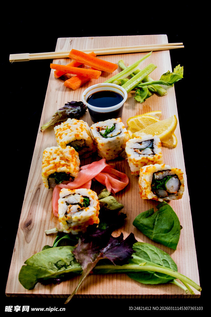 多样寿司拼盘美食展示