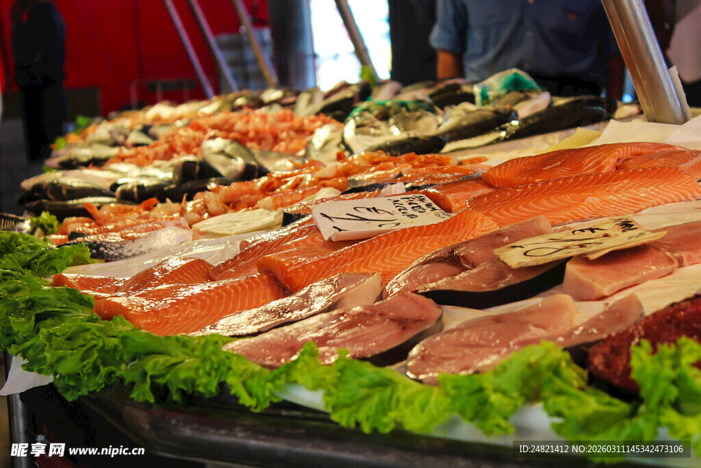 丰盛多样的肉类拼盘展示