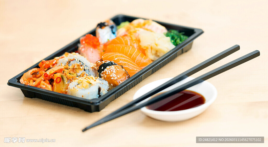 美味寿司套餐配酱料筷子