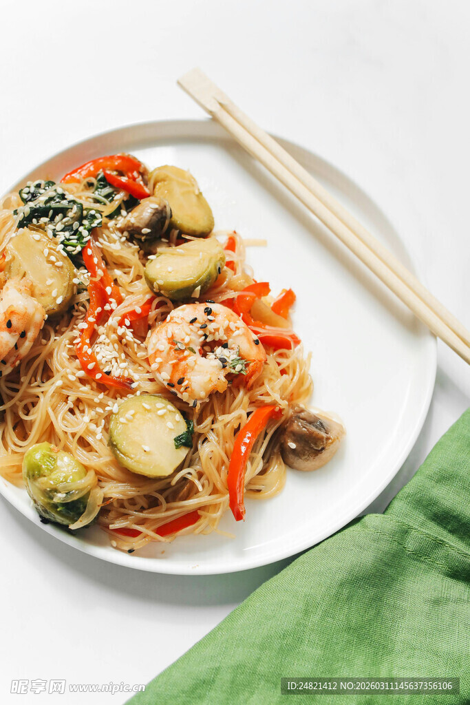 美味中式炒面配多样食材