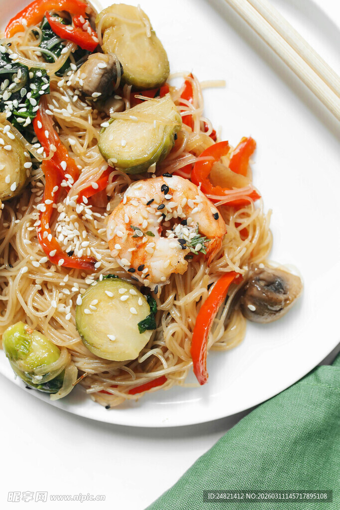 美味蔬菜虾仁炒面