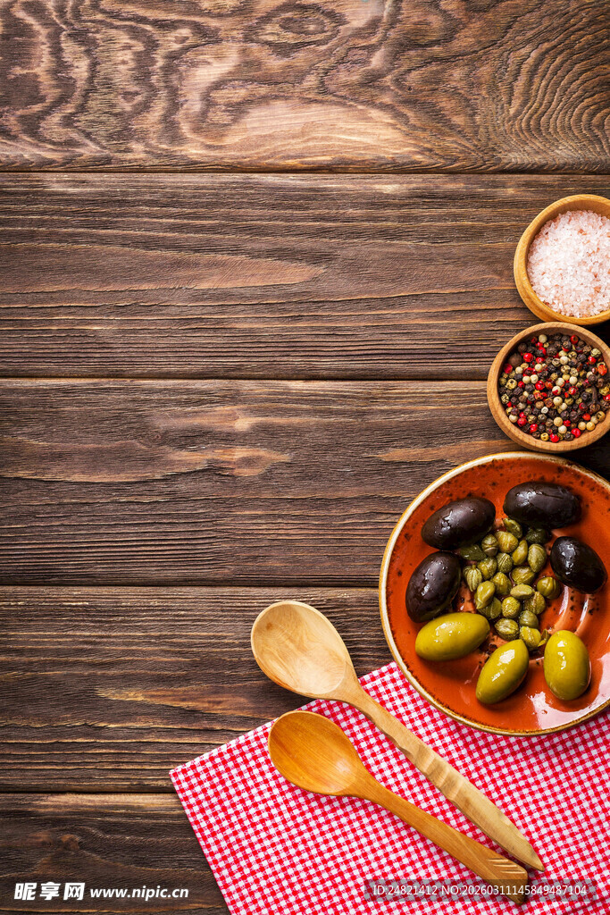 木桌上的多样调料与木勺
