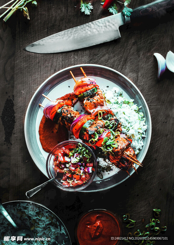 美味烤鱼配多彩酱料