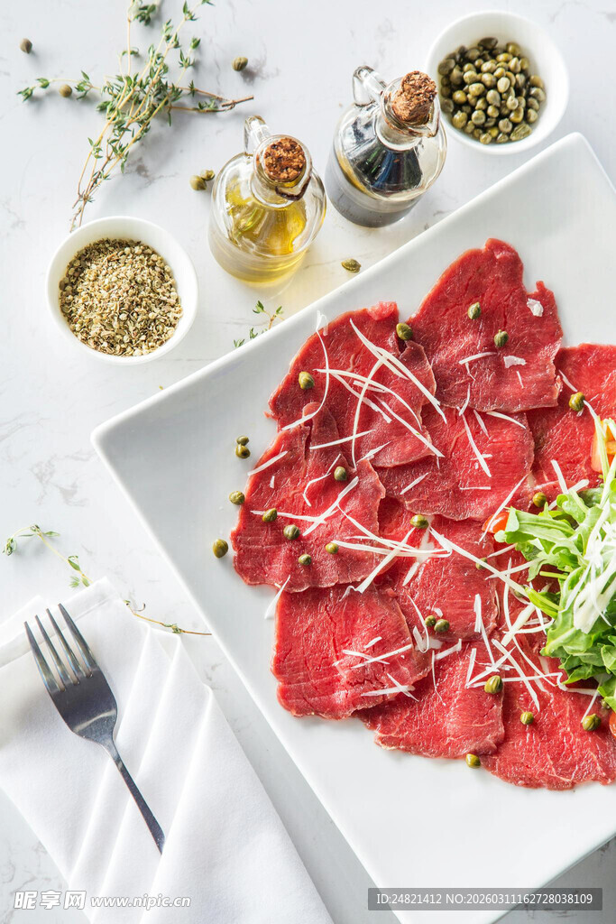 精致摆盘的生牛肉片料理