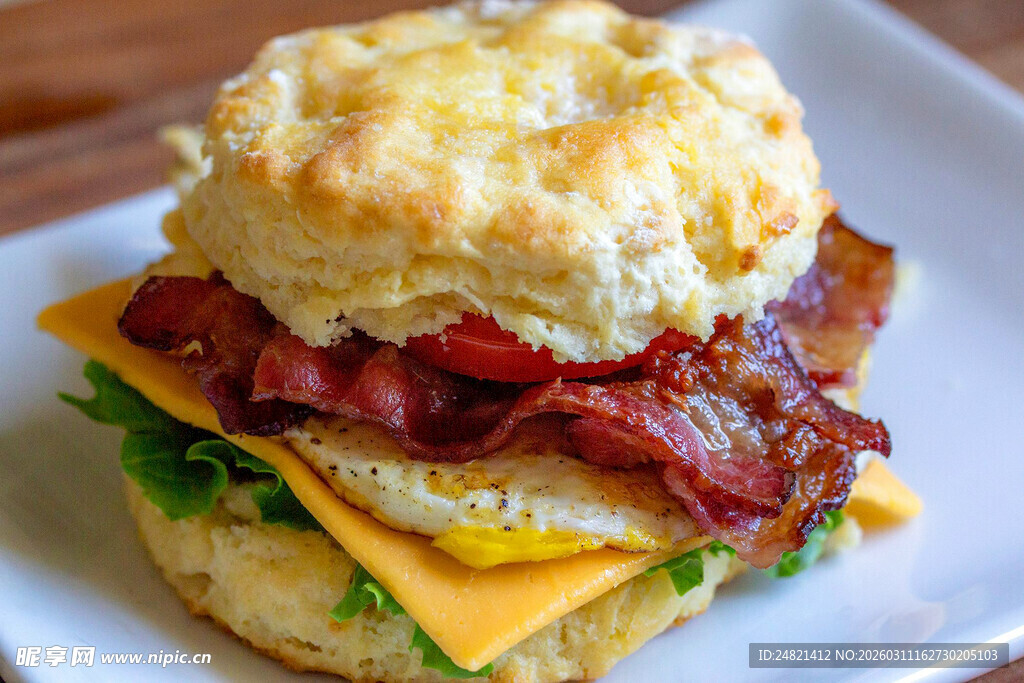 美味培根芝士松饼三明治