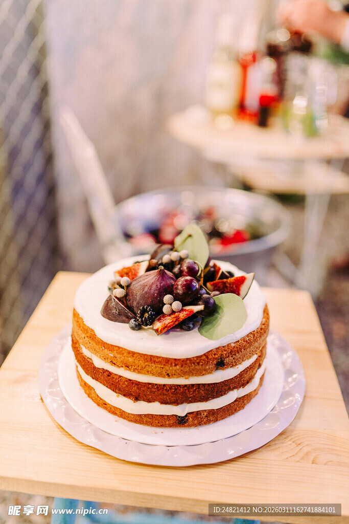 美味多层水果装饰蛋糕