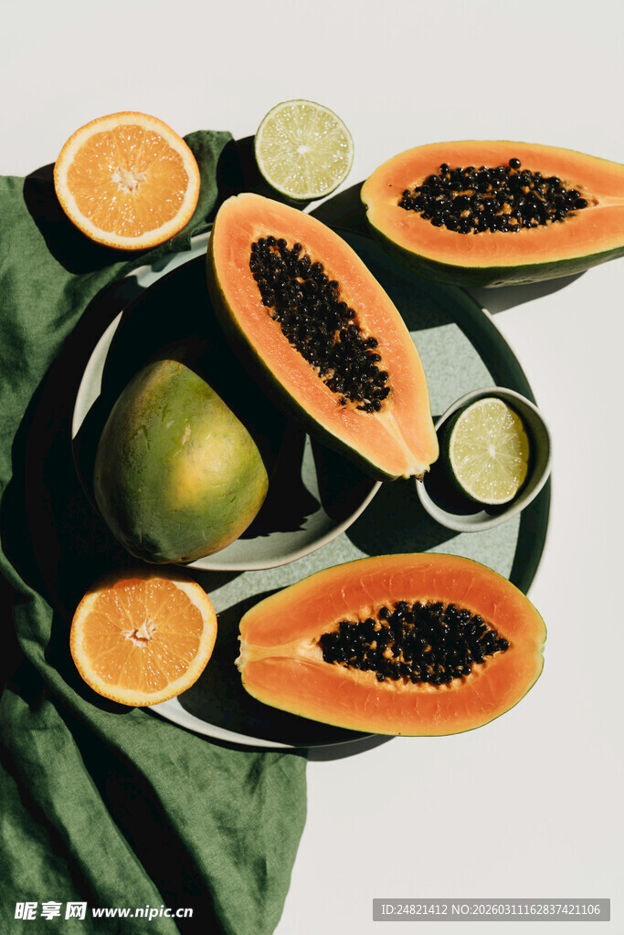 新鲜切开的木瓜与柑橘组合