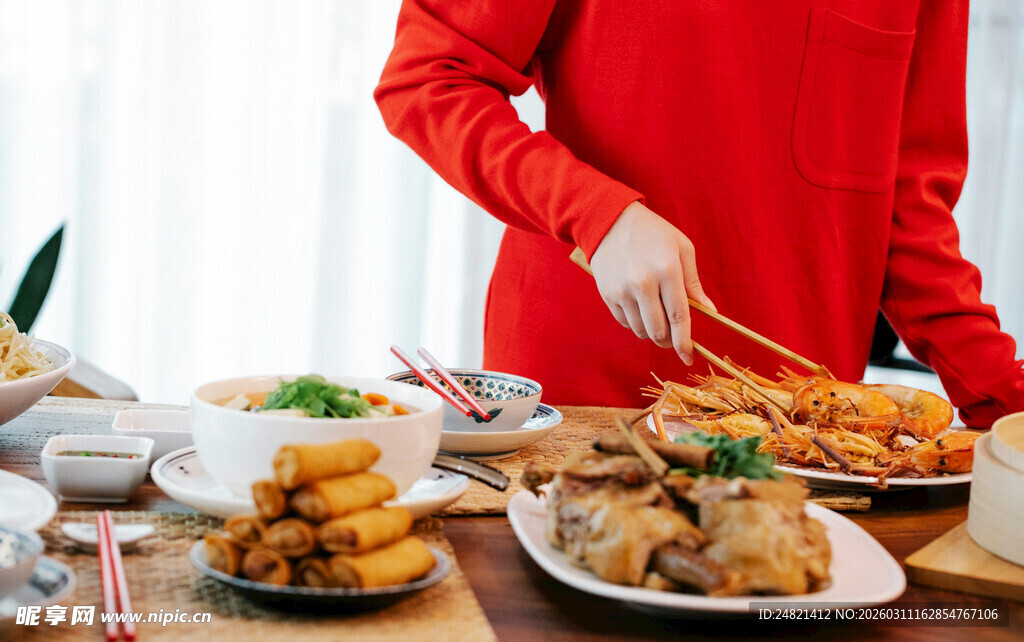 红衣人摆丰盛美食