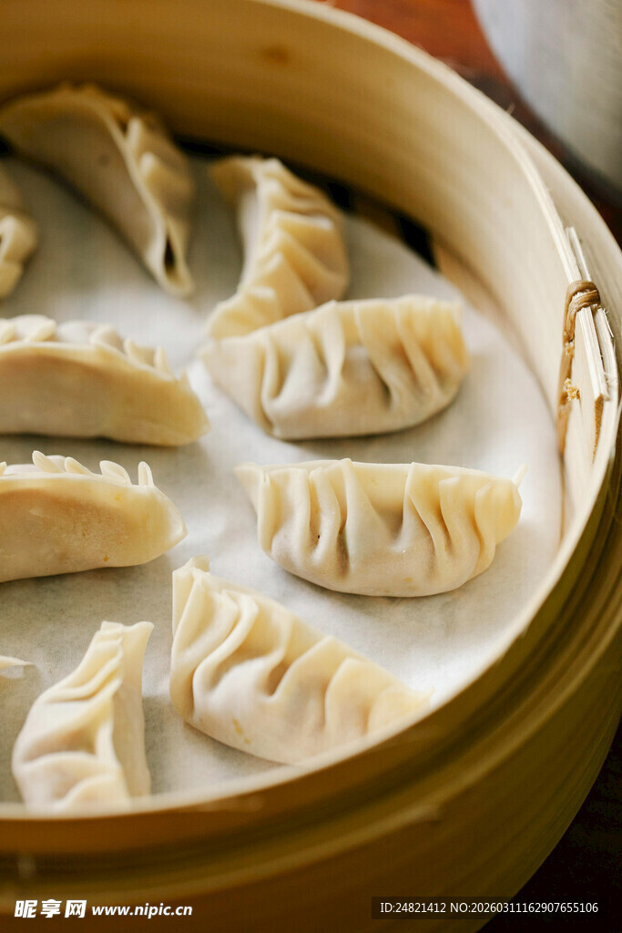竹制蒸笼里的美味饺子