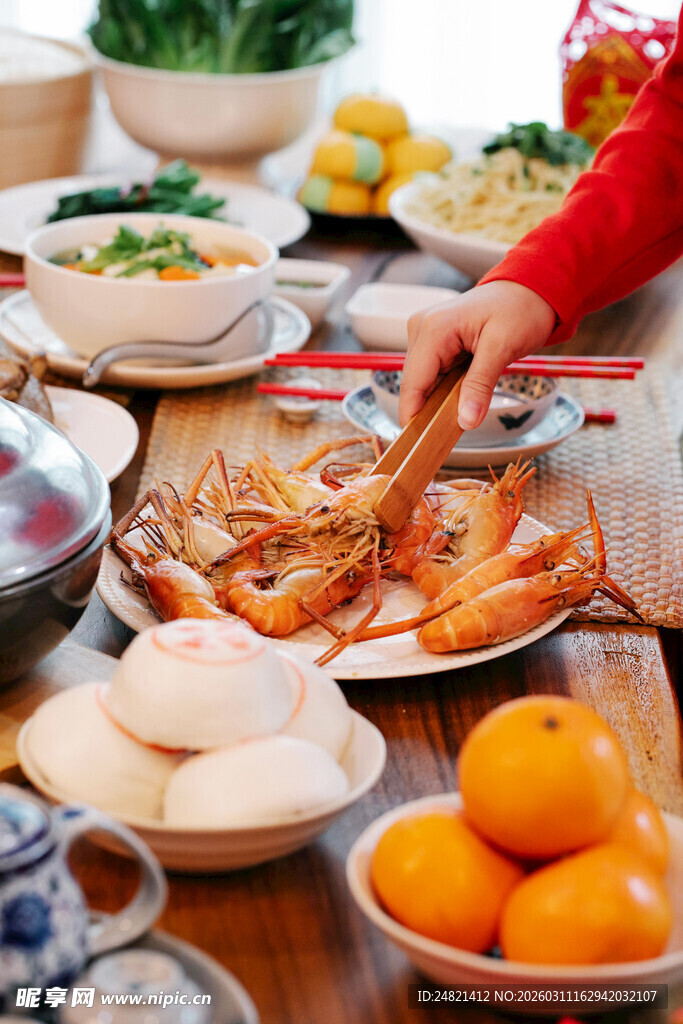 丰盛年夜饭美食摆满桌