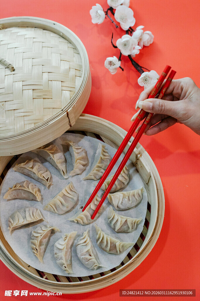 筷子夹起笼中美味蒸饺