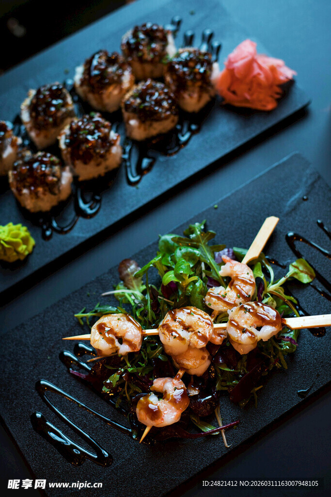 精致日式烤串与蘑菇料理