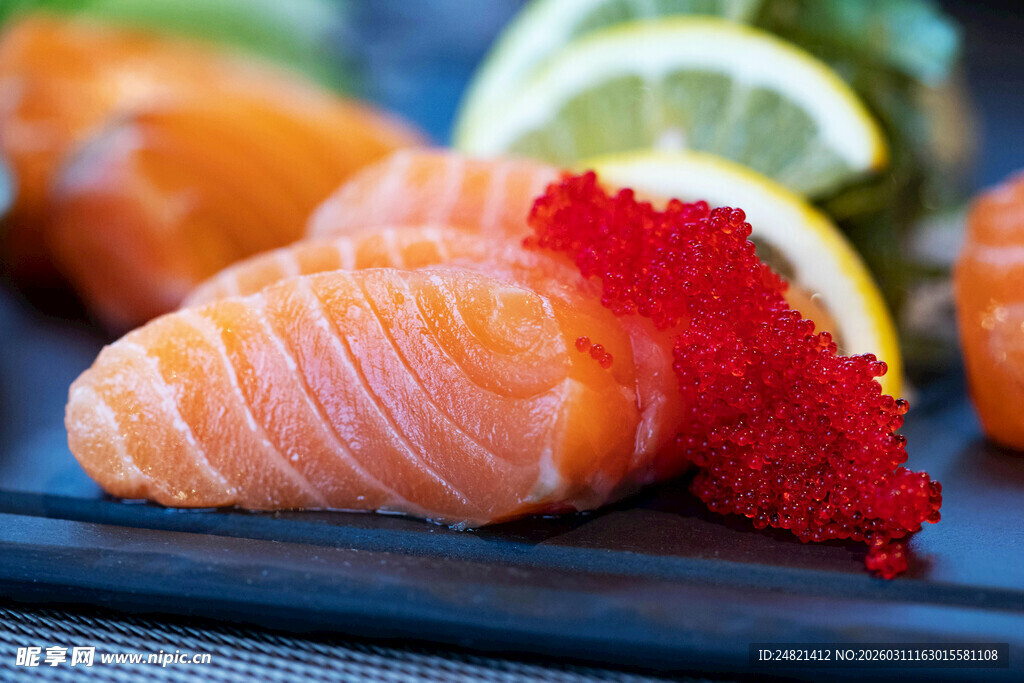 美味三文鱼刺身摆盘